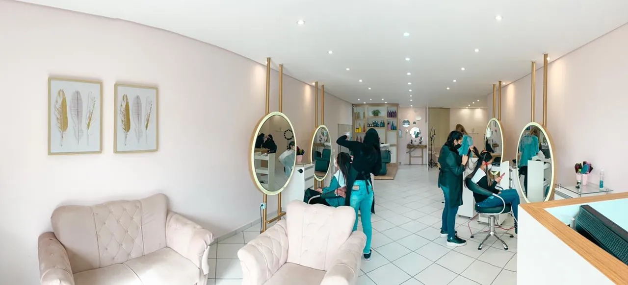 Morena iluminada — Nicole Sankari - Beauty & Hair — Beauty salon in Curitiba