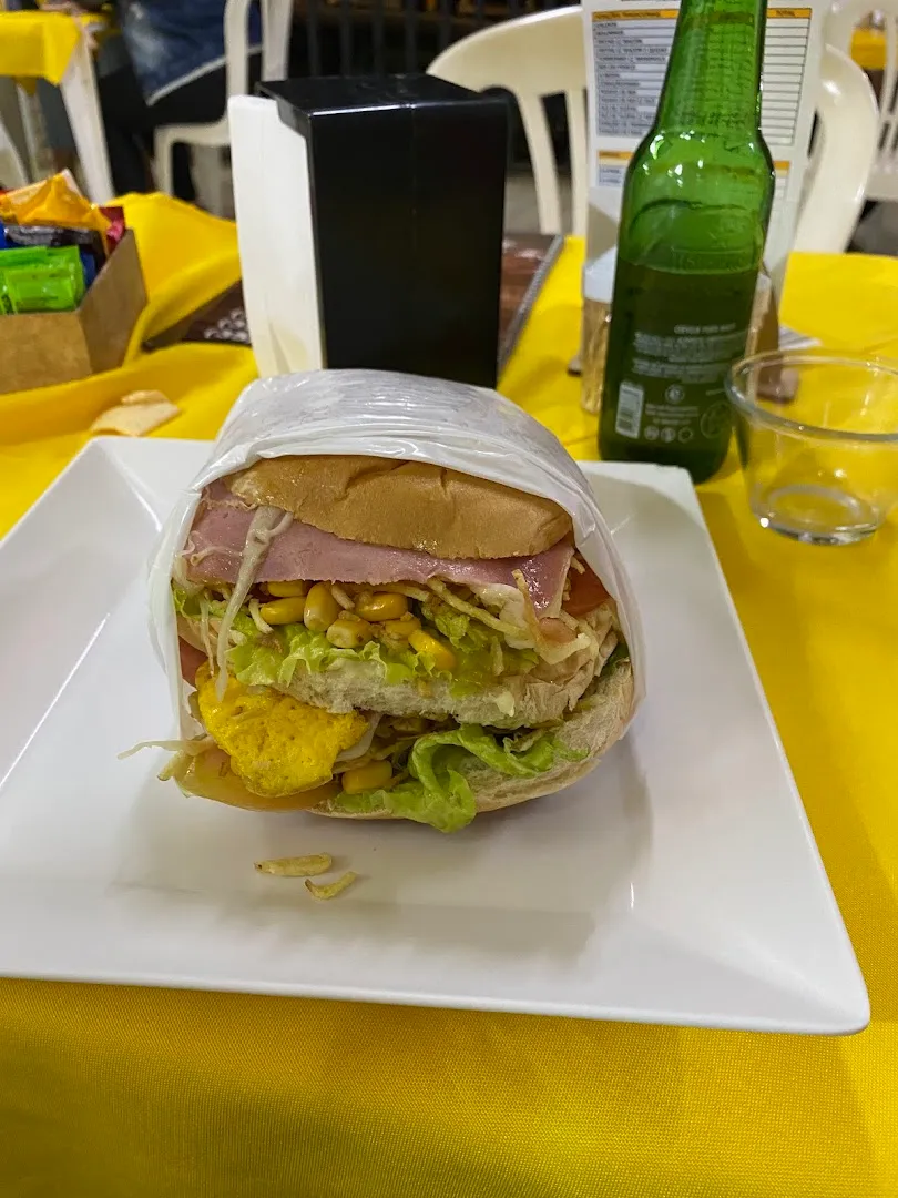 Huge sandwich — Parada do Lanche — Hamburger restaurant in Santo Antônio do Amparo
