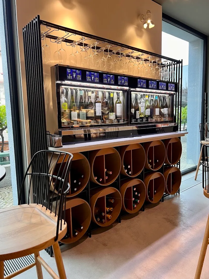 Moderní interiér — Korek Winebar — vinárna v Brno