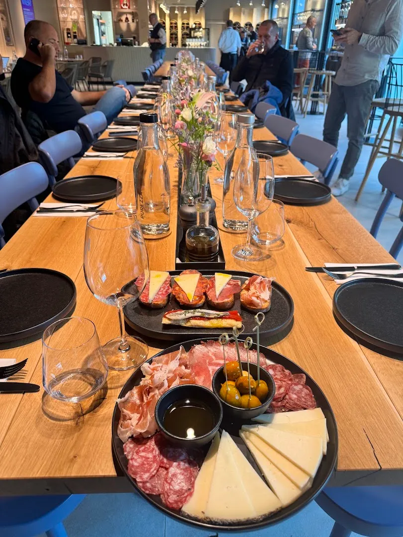 Široký výběr vín — Korek Winebar — vinárna v Brno