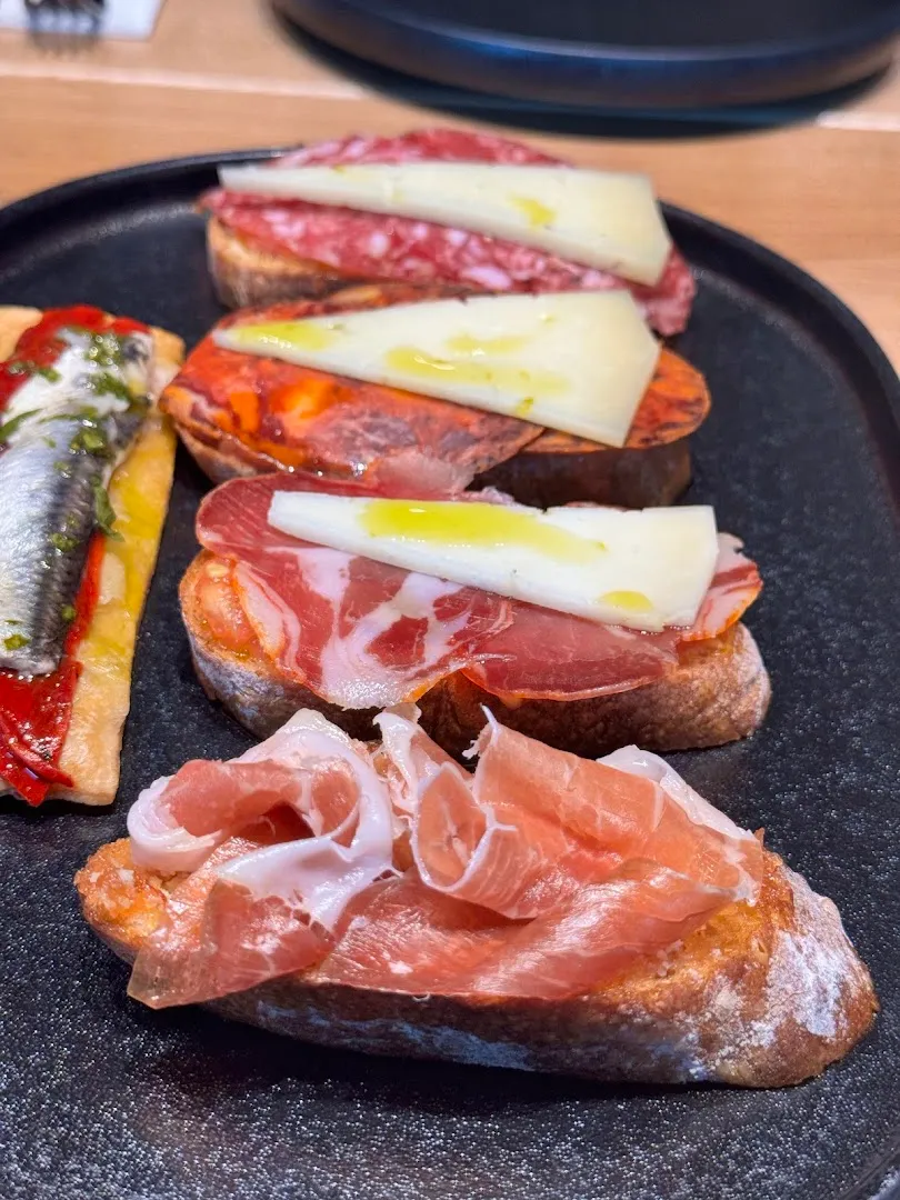 Znalý personál — Korek Winebar — vinárna v Brno