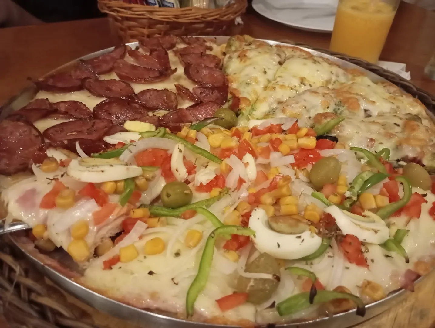 Lanches no prato — Lanchonete e Pizzaria 20V — Pizza restaurant in Joinville