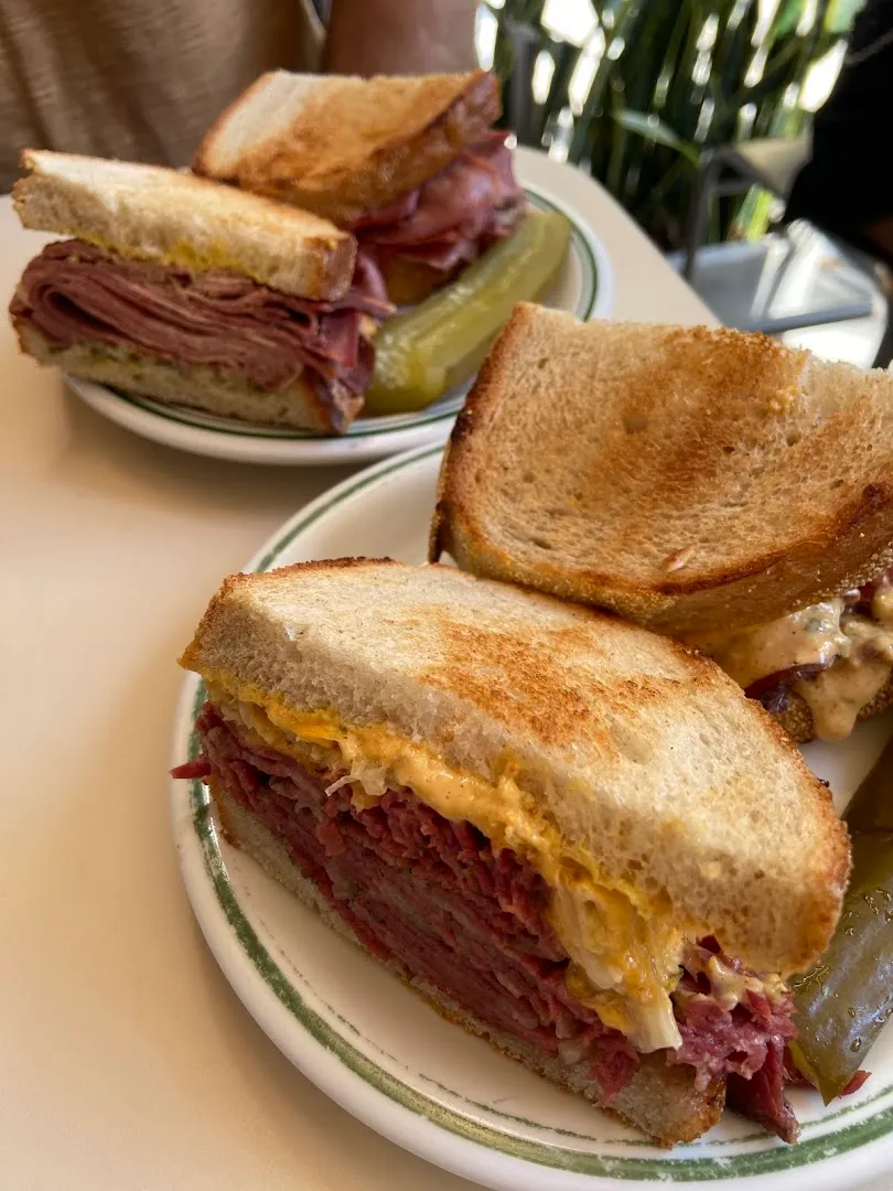 Award-Winning Burgers — Z Deli Sandwich Shop — Hamburger restaurant in São Paulo