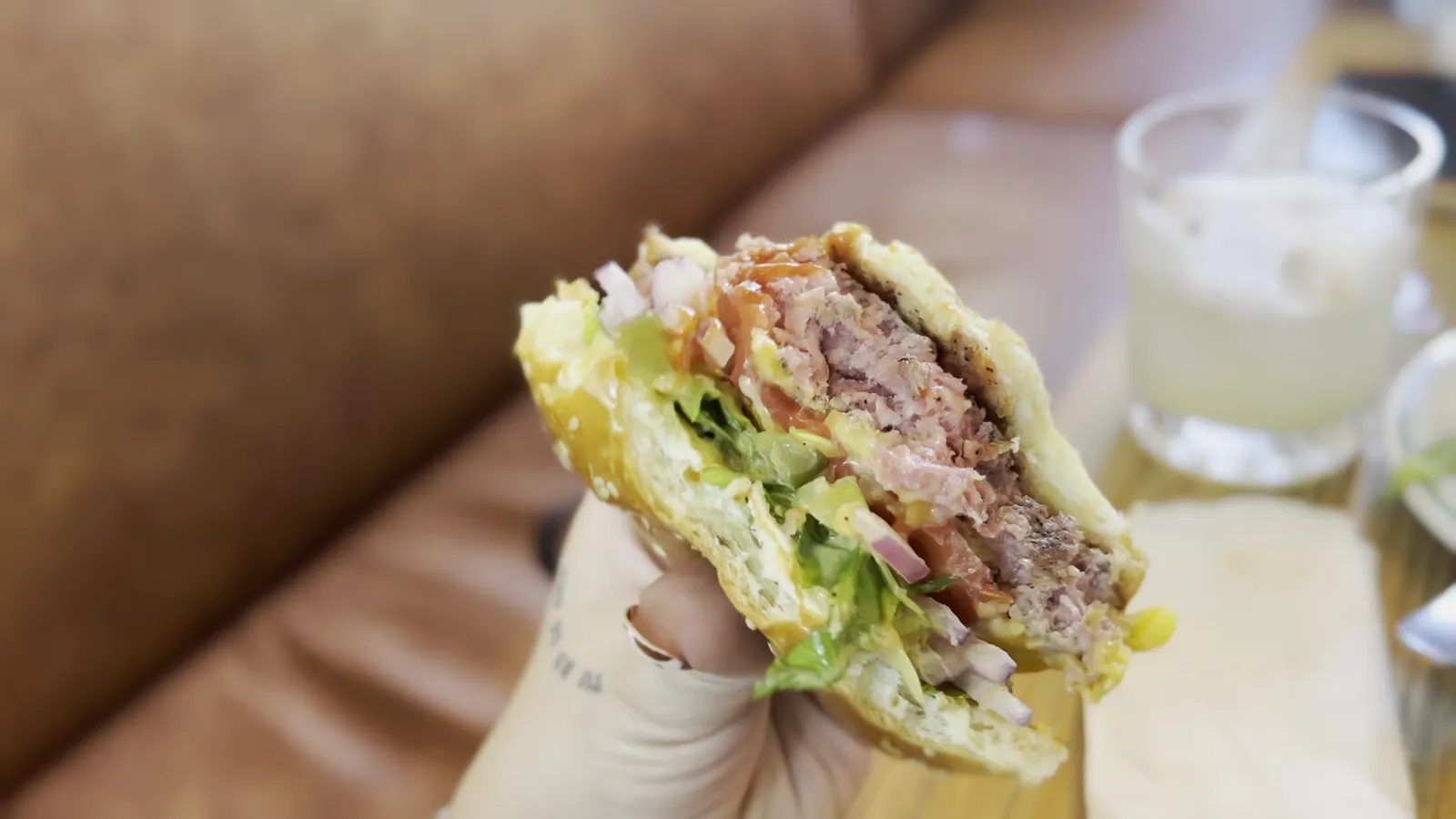 Attentive Service — Z Deli Sandwich Shop — Hamburger restaurant in São Paulo