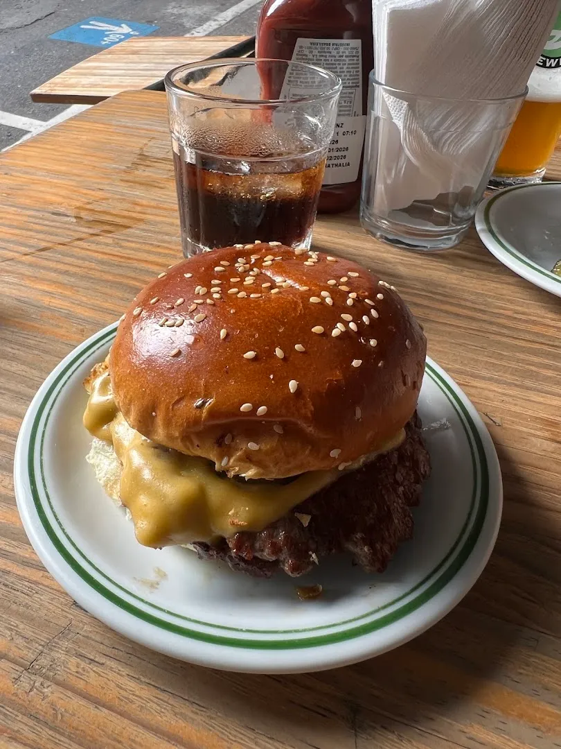 Cozy Atmosphere — Z Deli Sandwich Shop — Hamburger restaurant in São Paulo