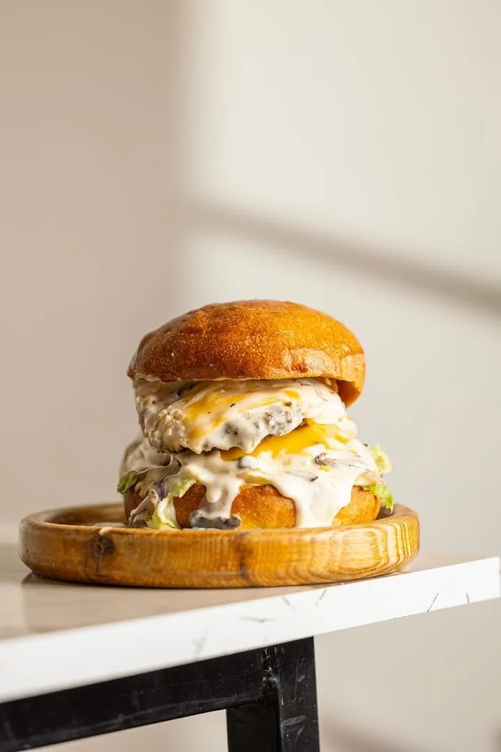 Tempting and Loaded Burgers — Station gourmande — Restaurant in Sfax