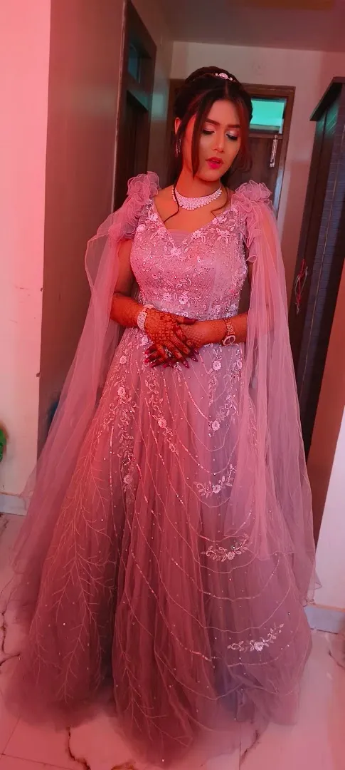 Airbrush makeup — Aura — Beauty salon in Robertsganj