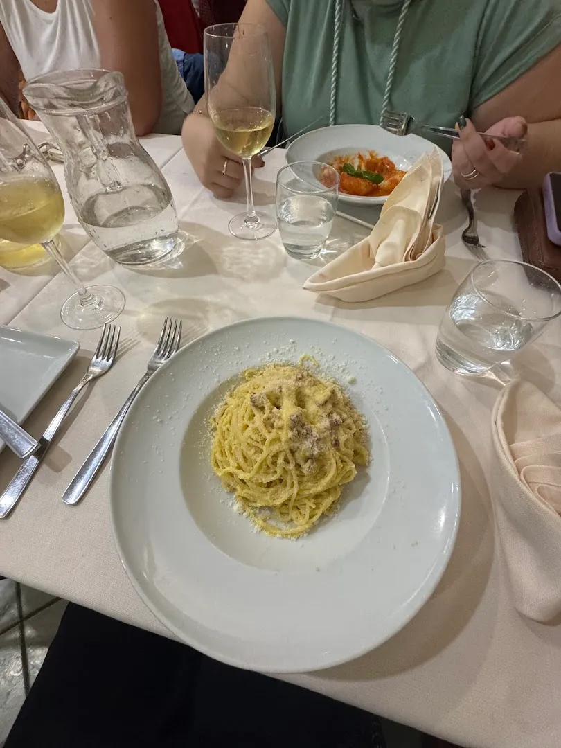 Vino bianco di Sardegna — Dal Sardo Pizza & Restaurant — Italian restaurant in Rome