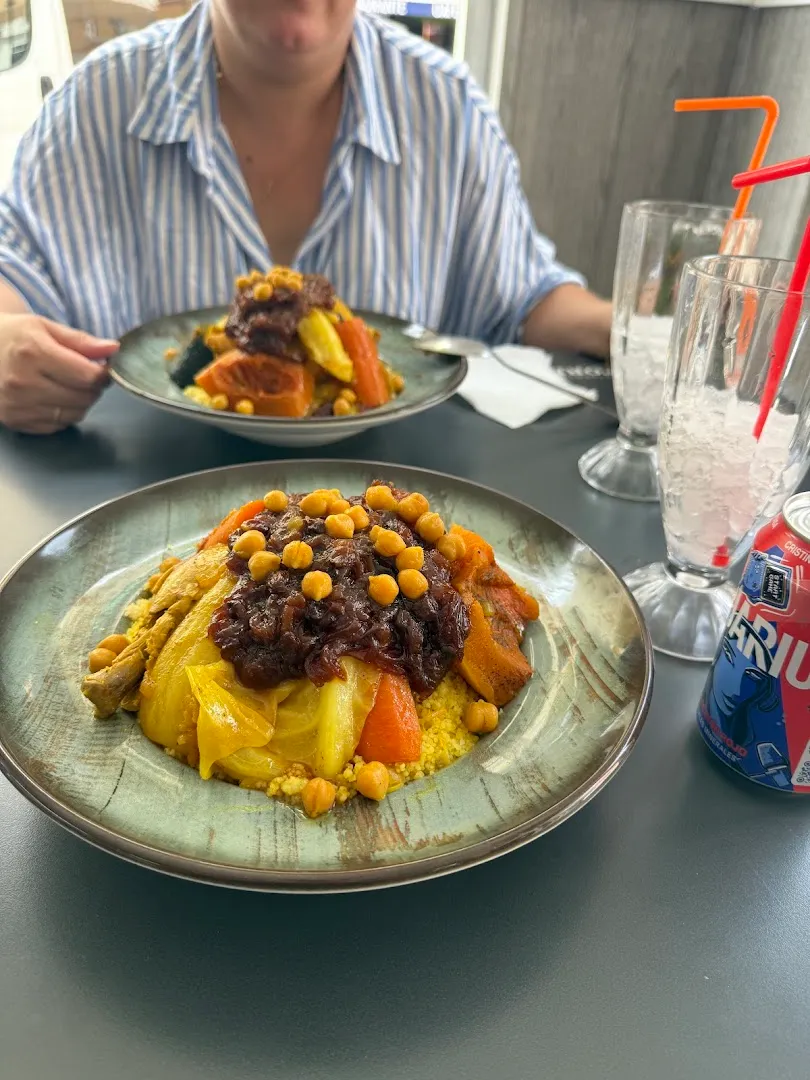Friendly and fast service — L'OASIS — Restaurant in Málaga