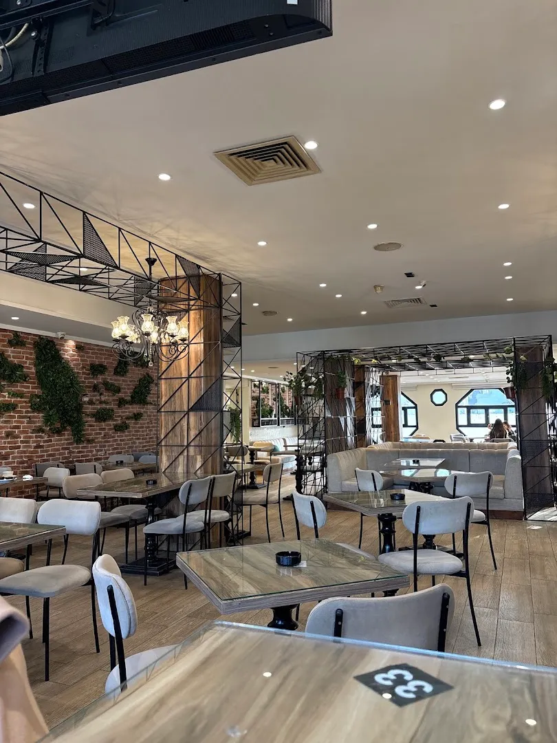 Attentive Service — Café Resto Momento — Cafe in Sousse