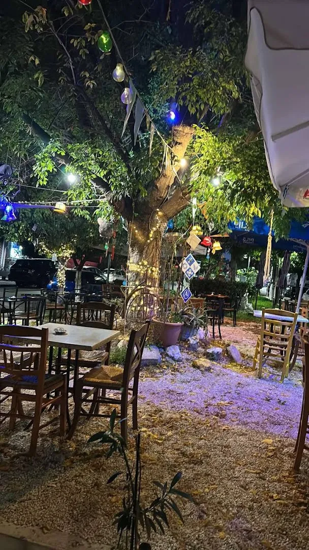 Αυθεντικοί Μεζέδες — Λαοκράτης Καφενείο-Μεζεδοπωλείο — Small plates restaurant σε Egaleo