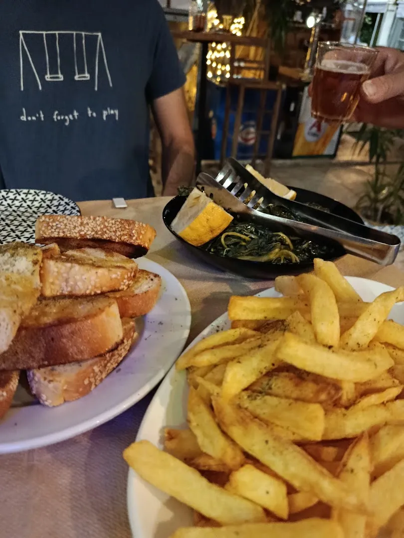 Φιλικό Προσωπικό — Λαοκράτης Καφενείο-Μεζεδοπωλείο — Small plates restaurant σε Egaleo