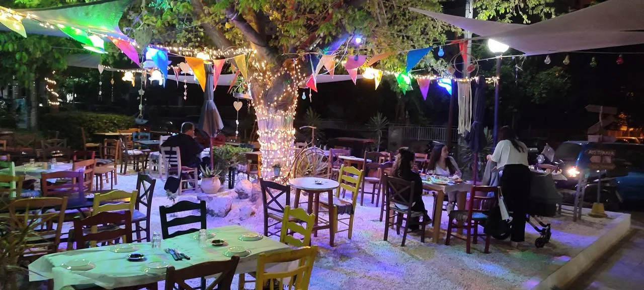 Ζωντανή Ατμόσφαιρα — Λαοκράτης Καφενείο-Μεζεδοπωλείο — Small plates restaurant σε Egaleo