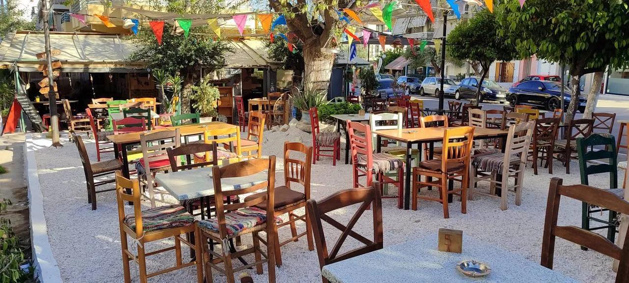 Κλασικοί Μεζέδες — Λαοκράτης Καφενείο-Μεζεδοπωλείο — Small plates restaurant σε Egaleo