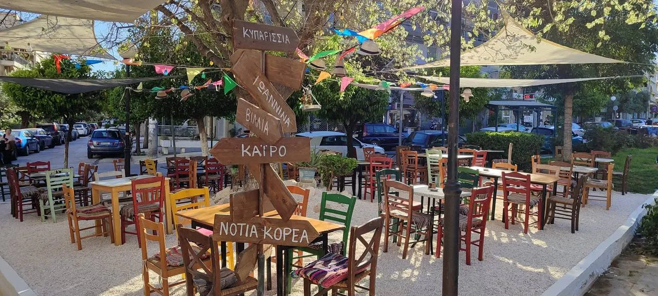 Δροσερή Αυλή — Λαοκράτης Καφενείο-Μεζεδοπωλείο — Small plates restaurant σε Egaleo