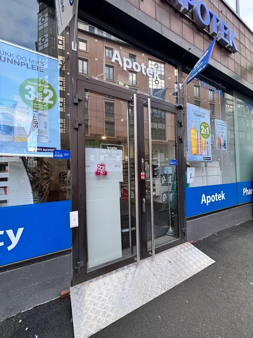 Kunnskapsrikt personale — Vitalis Pharmacy — Pharmacy in Oslo
