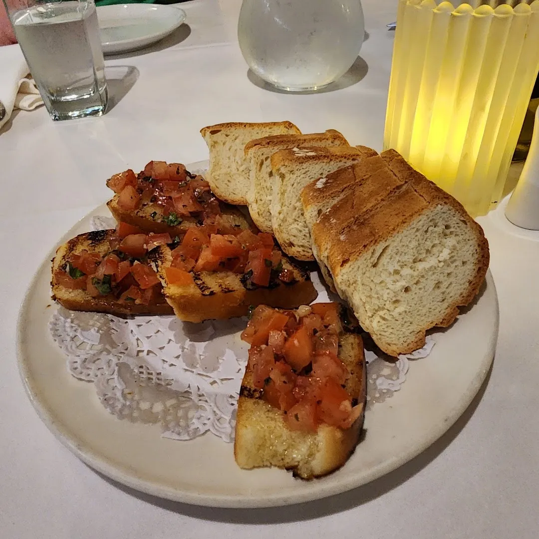 Warm Service — La Bruschetta — Italian restaurant in Los Angeles