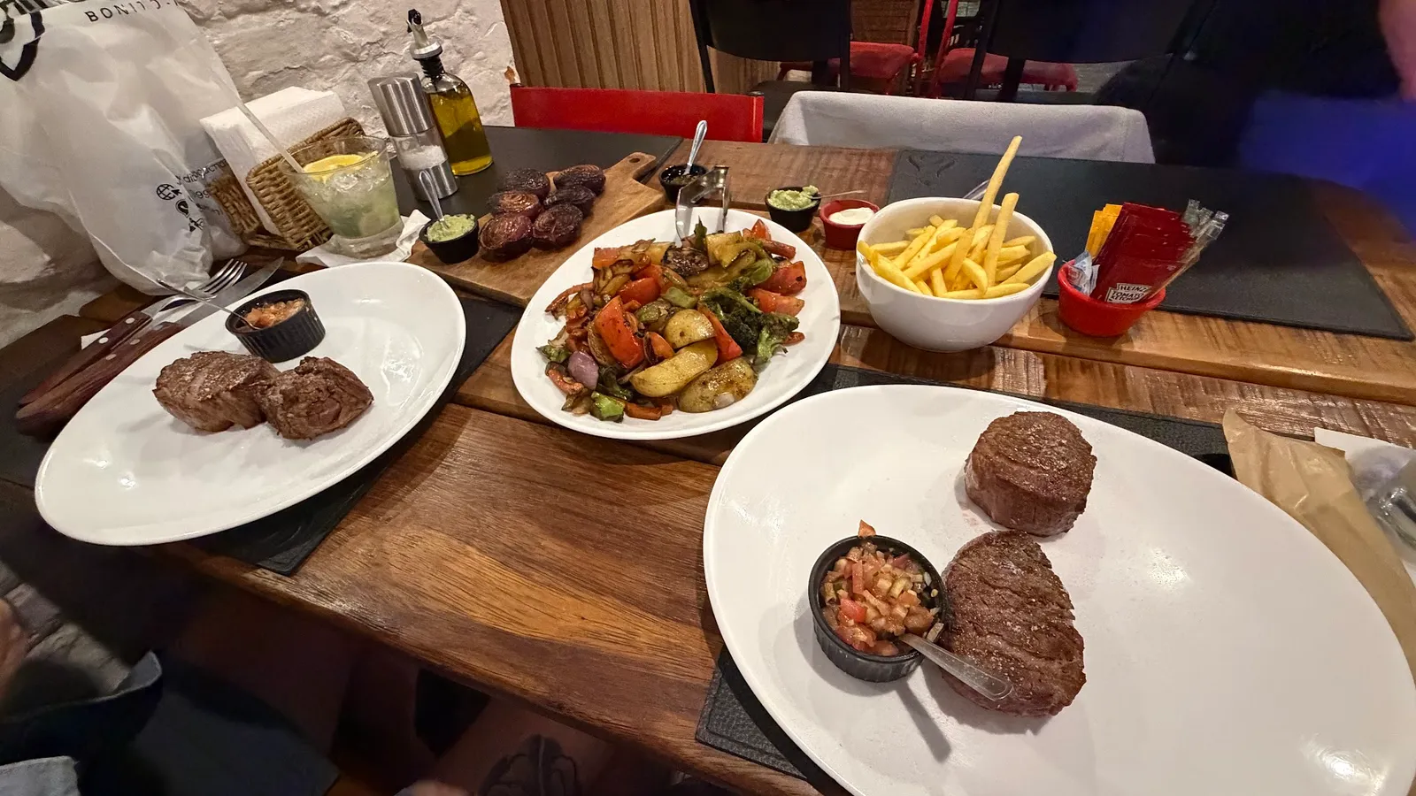 artisanal burger — Brasa Bonito Steakhouse — churrascaria em Bonito