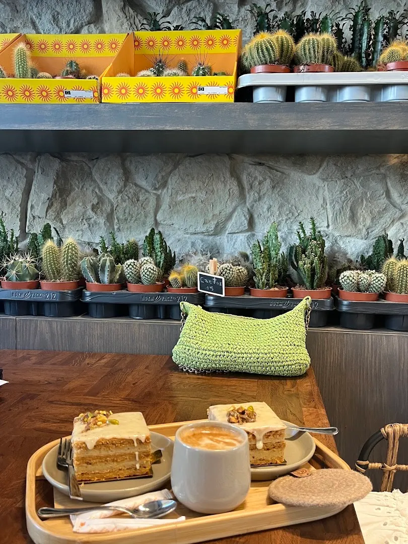 Personnel accueillant — Verde cafe — Coffee shop in المرازقة