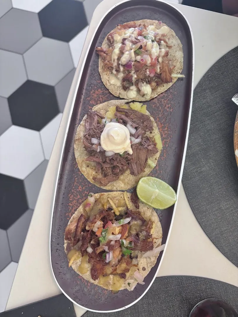 Ambiente con karaoke — Matacruda - Cocina y Desmadre — restaurante mexicano en València