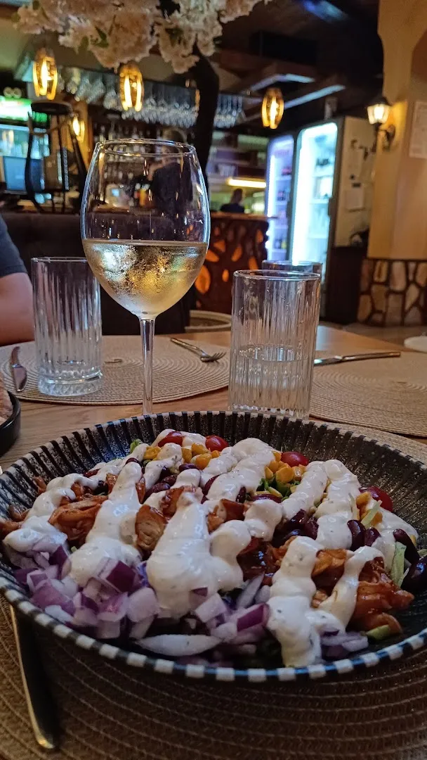 Любезен персонал — Ресторант “Манастира” — Restaurant in Pazardzhik