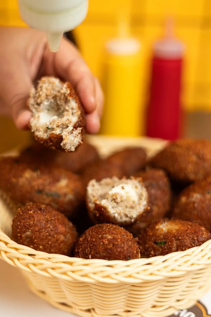 Pastel com refrigerante — Lanchonete da Taninha — Snack bar in Bom Sucesso, Minas Gerais