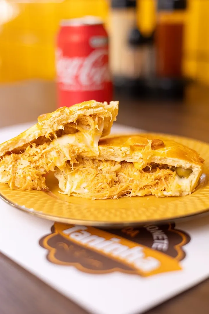 Pastéis saborosos — Lanchonete da Taninha — Snack bar in Bom Sucesso, Minas Gerais