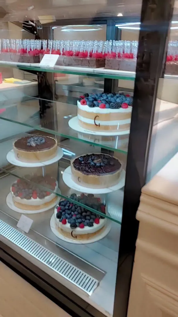 أجواء فاخرة — Ganache — محل كيك في جدة